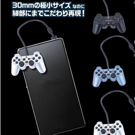 PS20周年を記念するアニバーサリーイヤーに、「プレイステーション コントローラー型 イヤホンジャックマスコット」が発売 | インサイド