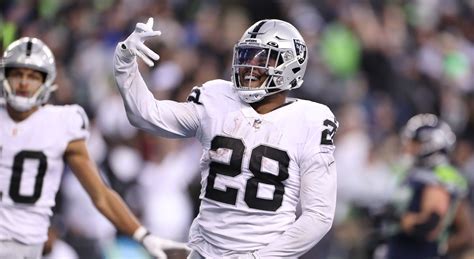 Raiders' Josh Jacobs caps monster day with epic overtime touchdown run to beat Seahawks | Fox News