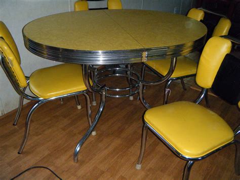 Table et Chaises - Formica Jaune - Années 60 | Vintage kitchen, Formica table, Retro kitchen