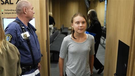 Klimaatactiviste Greta Thunberg krijgt boete voor het negeren van politiebevel | RTL Nieuws