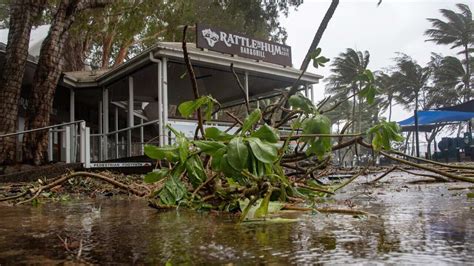 Cyclone Jasper havoc: Power outages, flood warnings and rescues | SBS News