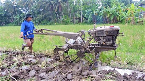 Traktor Bajak Singkal Pinggiran Pematang Sawah - YouTube