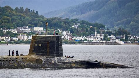 The Vanguard-class nuclear-powered submarine carrying Trident II (D5 ...