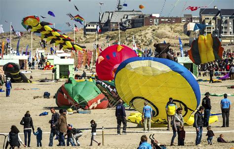 International Kite Festival - Giant kites soar at International Kite Festival - CBS News