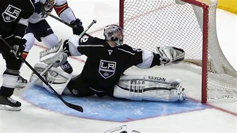 NHL: Goalie Splits Saves - YouTube