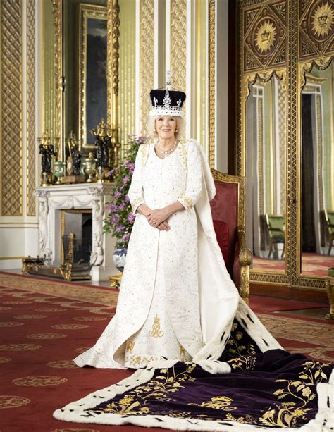 Portraits officiels du roi Charles III et de la reine Camilla couronnés ...