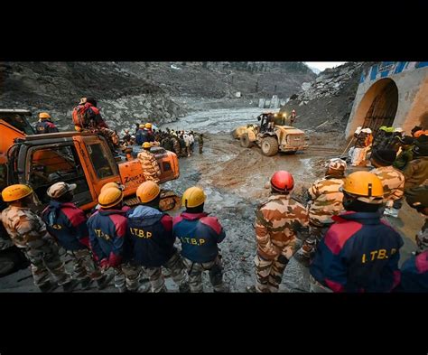 Uttarakhand Floods: 2 cops among 32 dead, rescuers race against time to ...