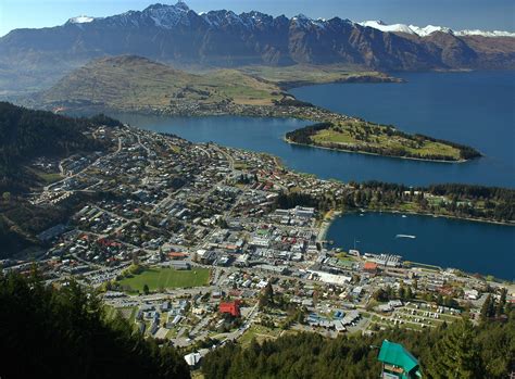 File:Queenstown New Zealand September 07.jpg - Wikimedia Commons