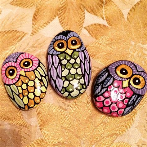 Owls painted on rocks by Linda Hallett. | Painted rocks owls, Painted rocks, Owl painting