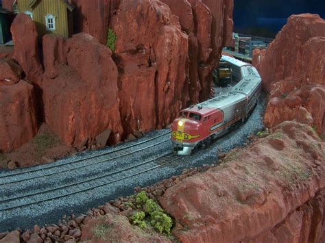 Tutorial on building scenery over the edge of the layout - Model Railroad Ballast