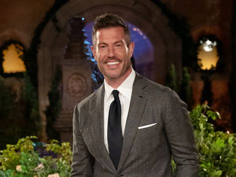 Who is the host of The Bachelor season 28?