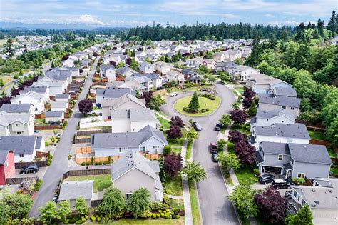 «Aerial View Of Residential Suburban Houses With Mount Rainier In The ...