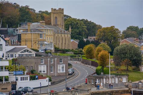 Cowes : Castle Hill © Lewis Clarke cc-by-sa/2.0 :: Geograph Britain and Ireland