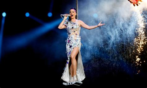 Stars Look On At Katy Perry's Super Bowl Performance [Photos] | Contactmusic.com