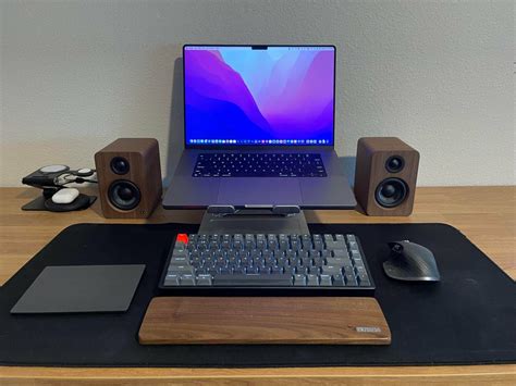 No external monitor? Build an ergonomically correct setup around your laptop. [Setups] | Cult of Mac