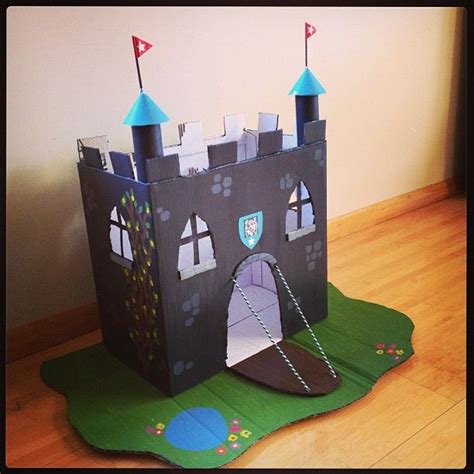 Homemade castle featuring the family crest! | Manualidades de cartón para niños, Castillo de ...