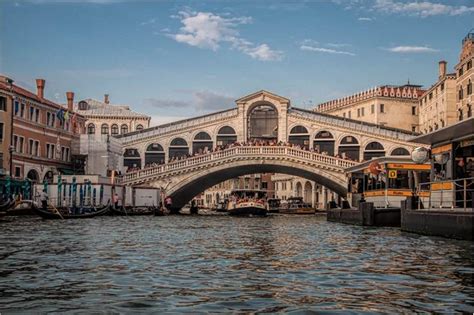 Rialto Bridge - Construction of Venice's Historic Bridge