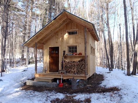 Pequeña cabaña de madera, suficiente para dos. Tiny Cabins, Wooden Cabins, Tiny House Cabin ...