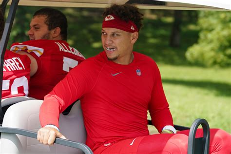 Patrick Mahomes talks contract, points to Tom Brady as model