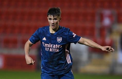 Arsenal top-assisting youngster signs new deal