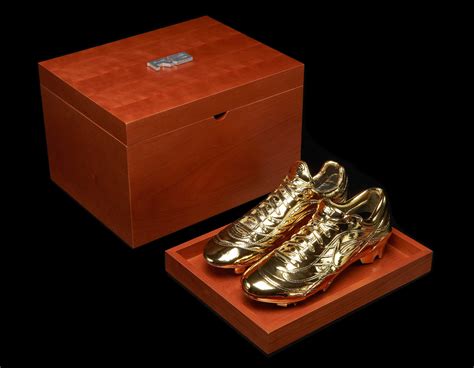 Nike’s Gold Mercurial Soccer Boots In Honor To Ronaldo | eXtravaganzi