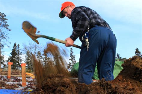 Digging Graves The Old-Fashioned Way: 'This Ain't No Easy Job' : NPR