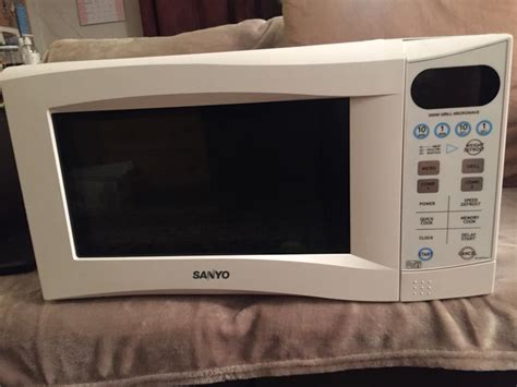 SANYO MICROWAVE GRILL 900W | in Finsbury Park, London | Gumtree