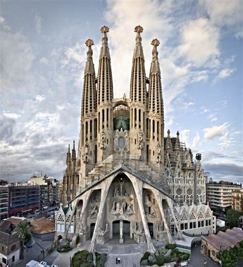 Barcelona Gaudí architecture - the giant Sagrada Familia Basilica | Gaudi, Barcelona ...