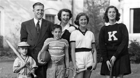 Turning Spotlight on Mitt Romney Siblings Could Help Humanize GOP Nominee