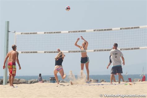 » Play a game of beach volleyball!