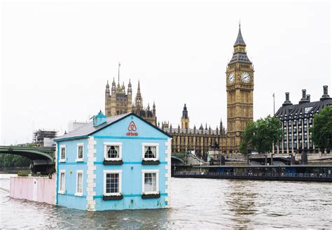 Stay In Airbnb's Floating Cottage On London's River Thames | ArchDaily