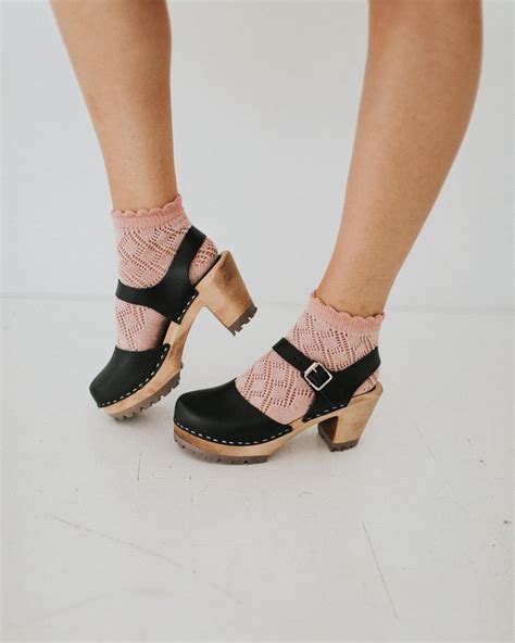 black clogs paired with socks #blackclogs #socks | Estilo