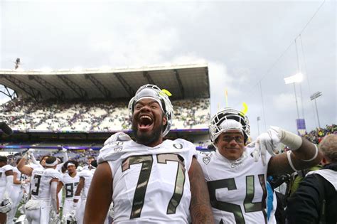 PHOTOS: Oregon Ducks rally to beat rival Washington Huskies - oregonlive.com