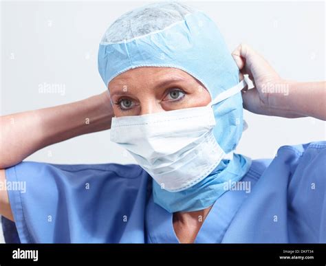 Surgeon putting on surgical mask Stock Photo - Alamy