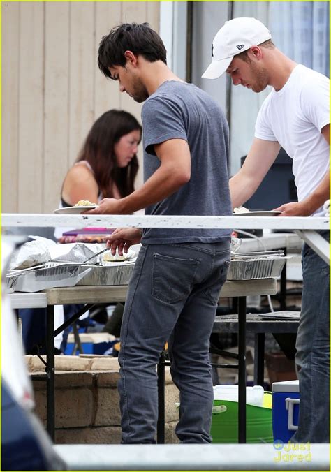 Taylor Lautner Hits Up Craft Services on 'Run the Tide' Set in Malibu | Photo 691049 - Photo ...