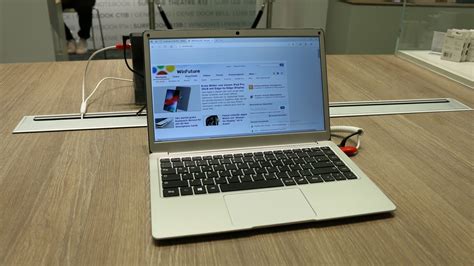 Trekstor Surfbook A13B: 250-Euro-Laptop mit SSD-Slot im Hands-On