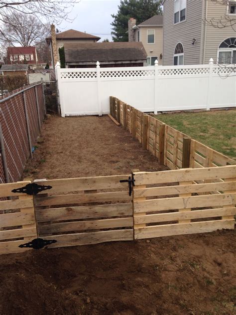 Pallet fence | Diy dog fence, Fenced vegetable garden, Diy garden fence