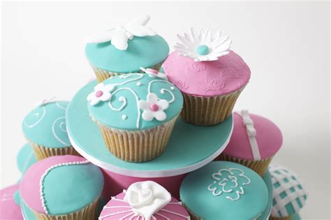 Love Cupcakes? Check out these Fondant Covered Buttercream Cupcakes by Mouths of Mums