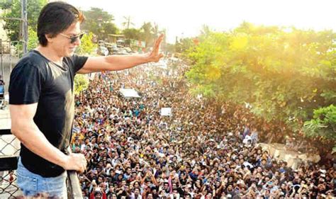 Shah Rukh Khan Birthday: 13 Mobile Phones Stolen as Fans Gather Outside ...