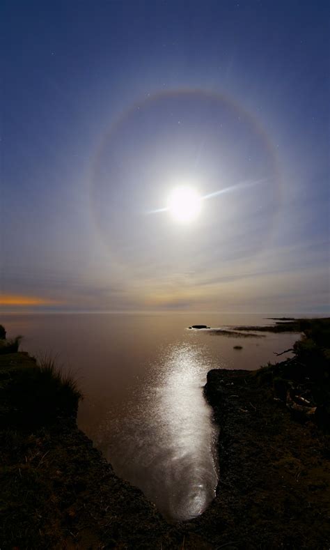 Halo Bay | A powerful and colorful 22 degrees lunar halo as … | Flickr