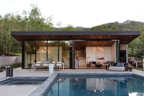 This Can-Do Pool House Cleverly Goes From Private to Party Mode | Modern pool house, Pool house ...