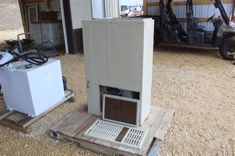 Natural gas furnace - Lee Real Estate & Auction Service