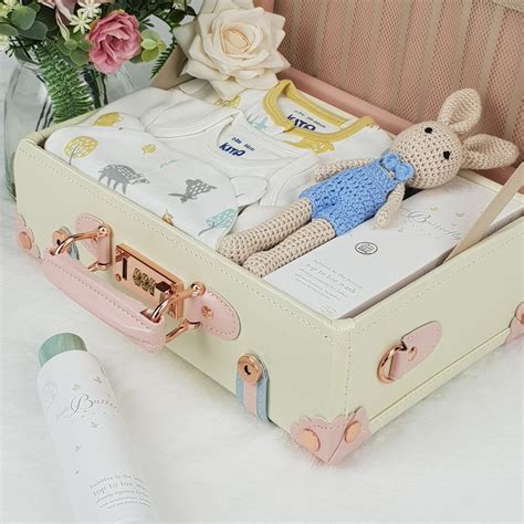 Little Luxury Organic Baby Gift Hamper – naturalbabybox.co.uk