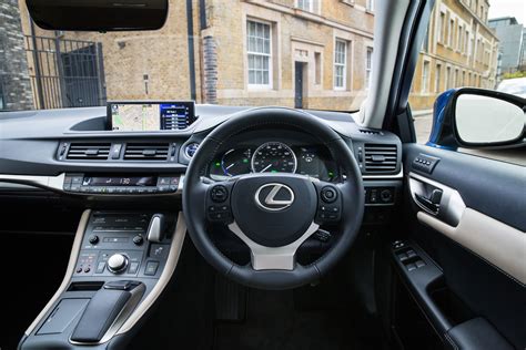 Lexus CT 200h (2011-2020) interior & comfort | DrivingElectric