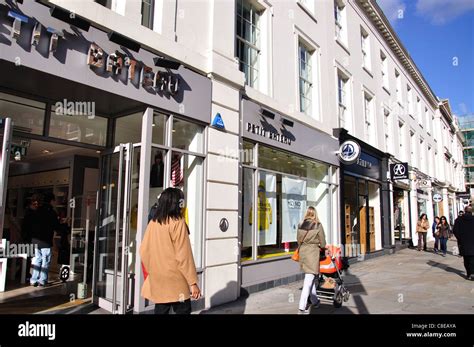 Fashion shops on King's Road, Chelsea, Royal Borough of Kensington and ...