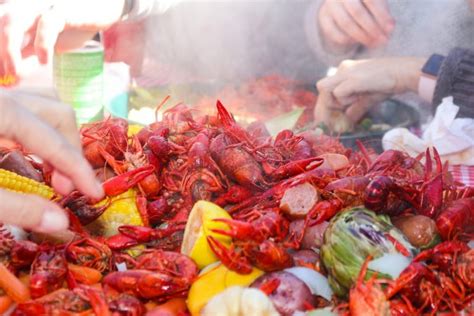 How To Eat Crawfish [Plus A Step By Step Crawfish Boil Guide] | ChatterSource