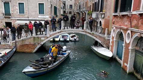 Scuba divers clean up canals in Venice after historic flooding - CGTN