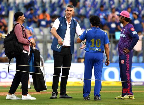 Mumbai : Former cricketers Harbhajan Singh, Kevin Pietersen, Sachin ...