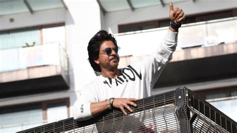 Shah Rukh Khan Thrills Fans With A Surprise Meet And Greet At Mannat ...