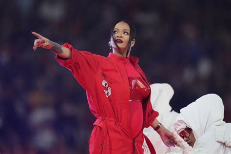 Review: Rihanna fumbled her Super Bowl halftime show, rushing through ...